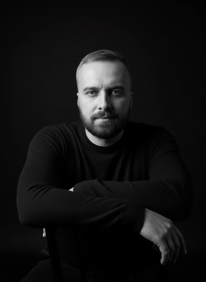 Павел Улитин, чёрно-белый студийный портрет